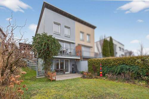 Rückansicht - Einziehen und wohlfühlen! Gepflegte DHH mit Garten und Carport in KA-Hohenwettersbach