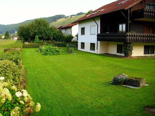 Hausansicht mit Garten - 