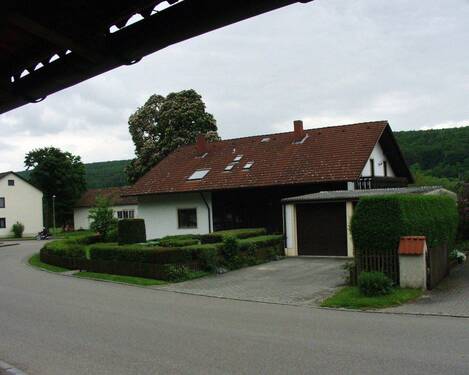 Hausansicht mit Garage - 