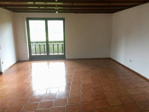 Wohnzimmer mit Balkon - 