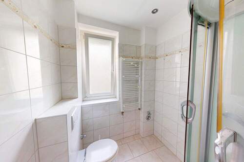 Neu gefliestes Bad - 