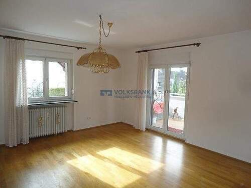 Wohnzimmer mit Ausgang zum Balkon (beispielhaft) - 