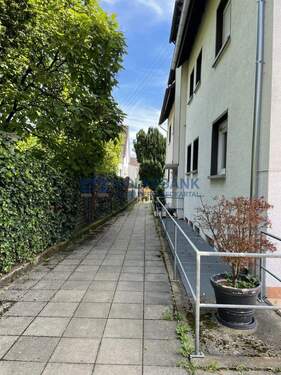 Zugang Haus - Mehrfamilienhaus, Wohnhaus mit 632,00 m&sup2; in Dossenheim zum Kaufen