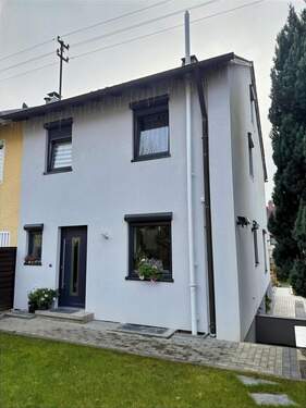 Eingang - Einziehen und Genießen: Hochwertig modernisierte Doppelhaushälfte