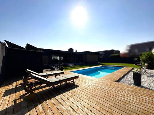 Blick vom Pool zum Haus - Exklusiver Bungalow mit Pool, Sauna & Kamin in Rheine-Mesum