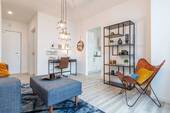 Wohnzimmer Beispiel mit Couch und Arbeitsbereich - Etagenwohnung mit 49,00 m&sup2; in Frankfurt am Main zur Miete