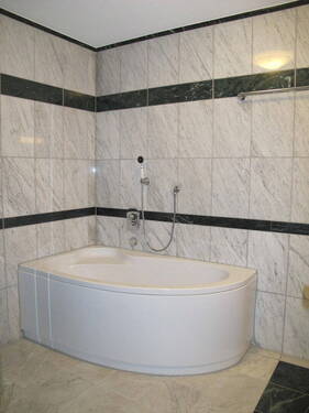 Bad mit Eckbadewanne - 