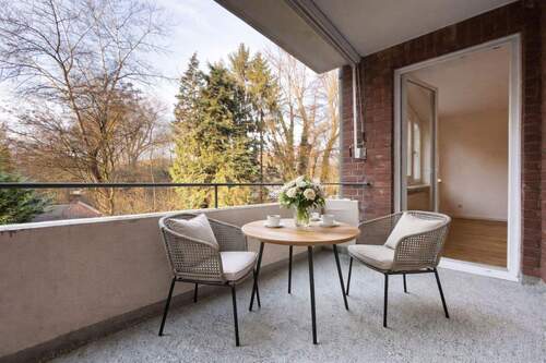 Balkon KI-Möbel - 2 Zimmer Etagenwohnung in Hamburg