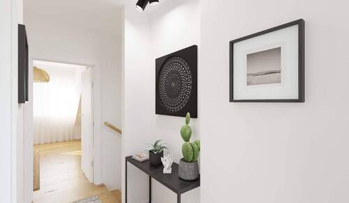 Ein breiter Flur bietet Platz für Regale und Deko - 