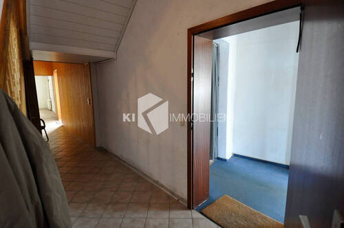 Treppenhaus mit Blick auf Eingang Laden - 5 Zimmer Einfamilienhaus zum Kaufen in Lucka