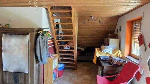 Kinderzimmer mit Zugang Dachspitzraum.jpg - 