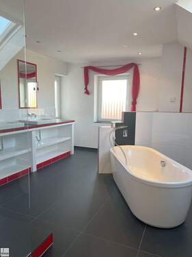 Tageslichtbad mit freistehender Wanne - 