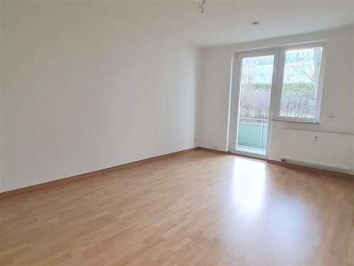 Wohnzimmer mit Balkon - Etagenwohnung mit 96,30 m&sup2; in Chemnitz zur Miete