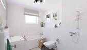 Modernes Tageslichtbad mit bodengleicher Dusche un - 