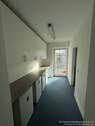 Küchenbereich mit zugang zum Balkon und Dusche - 