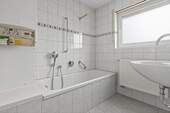 Badezimmer mit Wanne - 