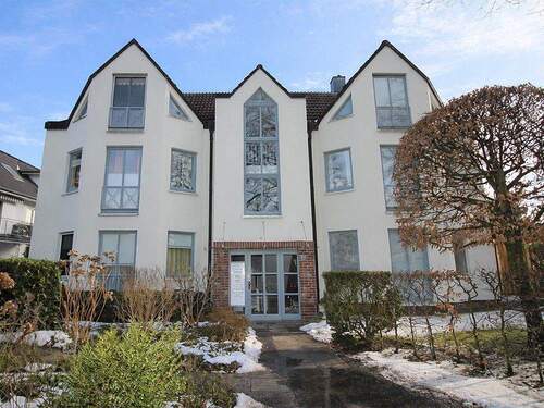 Blick von der Straße - 2 Zimmer Etagenwohnung zum Kaufen in Ahrensburg