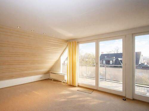 Wohnbereich mit Balkonzugang - 2 Zimmer Etagenwohnung in Ahrensburg