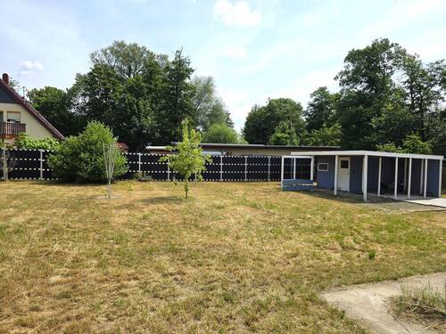 Grundstück mit Holzgartenhaus - 