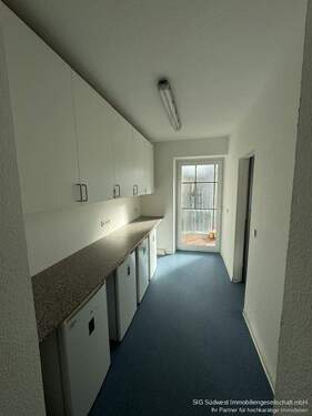 Küchenbereich mit zugang zum Balkon und Dusche - 