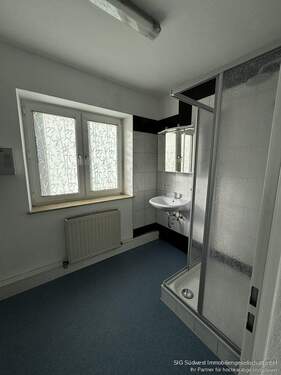 Bad mit Dusche - 
