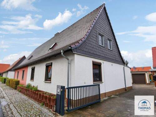 Straßenansicht - 6 Zimmer Doppelhaushälfte zur Miete in Dresden