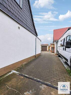 Grundstückszufahrt - 6 Zimmer Doppelhaushälfte in Dresden