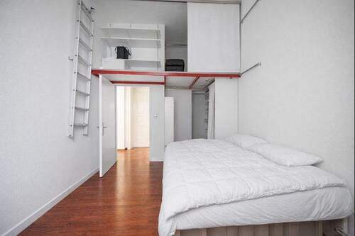 Schlafzimmer mit Hochebene - 2 Zimmer Etagenwohnung in Berlin