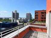 Ausblick von der Wohnung auf die umliegende Bebauung und Landschaft - 