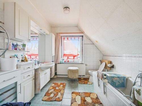 Bad mit Wanne (DG) - 