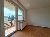 Wohnzimmmer mit Balkon.jpg - 3 Zimmer Etagenwohnung zur Miete in Thalheim/Erzgebirge