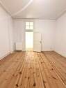 Wohnzimmer - Berlin am Heidelberger Platz: 2,5 - Zimmer-Altbauwohnung im Hinterhaus, ca. 63 m², saniert, ruhig, mit Balkonblick und vielseitigem Ausbaupotenzial