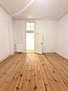 Wohnzimmer - Berlin am Heidelberger Platz: 2,5 - Zimmer-Altbauwohnung im Hinterhaus, ca. 63 m², saniert, ruhig, mit Balkonblick und vielseitigem Ausbaupotenzial