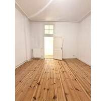 Berlin am Heidelberger Platz: 2,5 - Zimmer-Altbauwohnung im Hinterhaus, ca. 63 m², saniert, ruhig, mit Balkonblick und vielseitigem Ausbaupotenzial