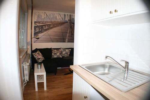 Blick von der Küche ins Zimmer - 