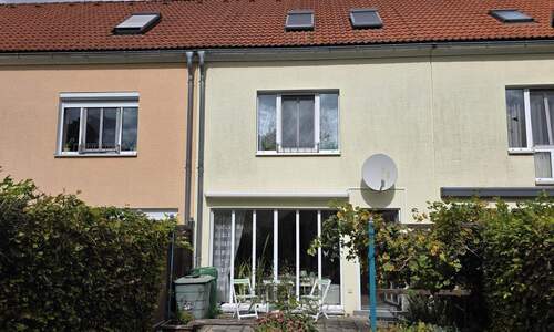 Hausansicht - Gepflegtes Reihenhaus mit Garten und Garage in Apolda