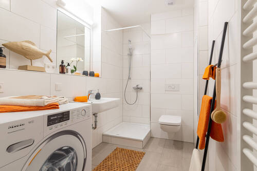 Badezimmer Beispiel mit Dusche, WC und Waschmaschine - 2 Zimmer Etagenwohnung zur Miete in Frankfurt am Main
