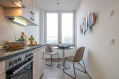 Küche Beispiel mit moderner Küchenzeile und Essbereich - 2 Zimmer Etagenwohnung in Frankfurt am Main
