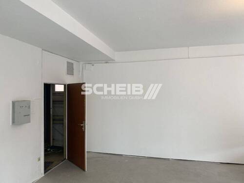 zum Nebenraum - 