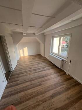 Zimmer - Sanierte individuelle DG-Wohnung im ZFH zu vermieten!