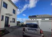 Hauseingang, Stellplatz und Garage - 