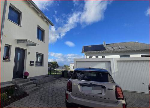 Hauseingang, Stellplatz und Garage - 