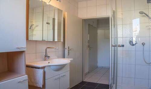 Badezimmer zur Tür - Etagenwohnung mit 81,70 m² in Königslutter zum Kaufen