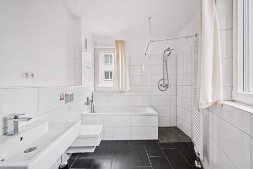 Tageslichtbad mit Dusche, Wanne und Waschmaschine - 