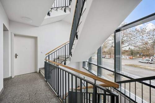 Großzügiges Treppenhaus - 