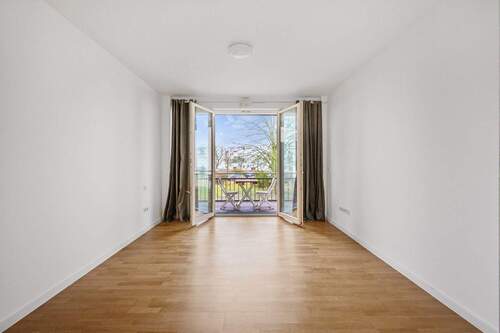 Geräumiges Zimmer mit großen Fenstern und Eichenparkett - 3 Zimmer Etagenwohnung in Berlin-Westend