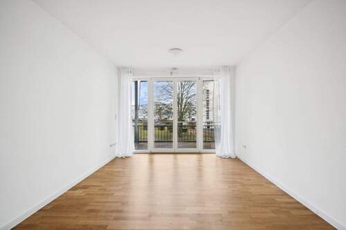 Wohnbereich mit Zugang auf den großen Balkon - 