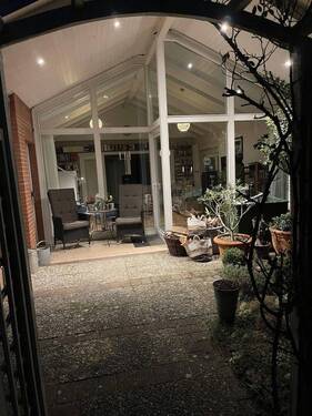 helles Wohnzimmer mit Terrasse - 