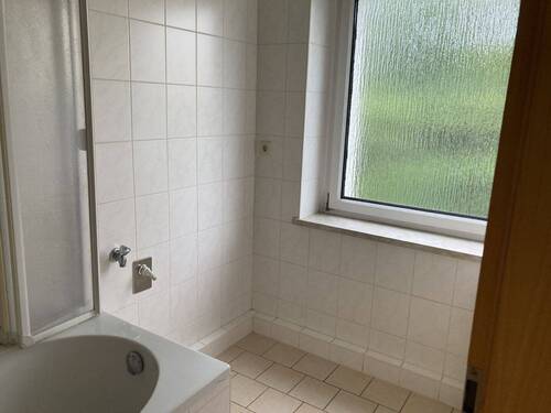 Tageslichtbad mit Wanne (vor San.) - 