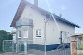 Vorderansicht - Ein Zuhause mit Möglichkeiten: Einfamilienhaus, Einliegerwohnung, Halle & mehr auf über 1.000 m²